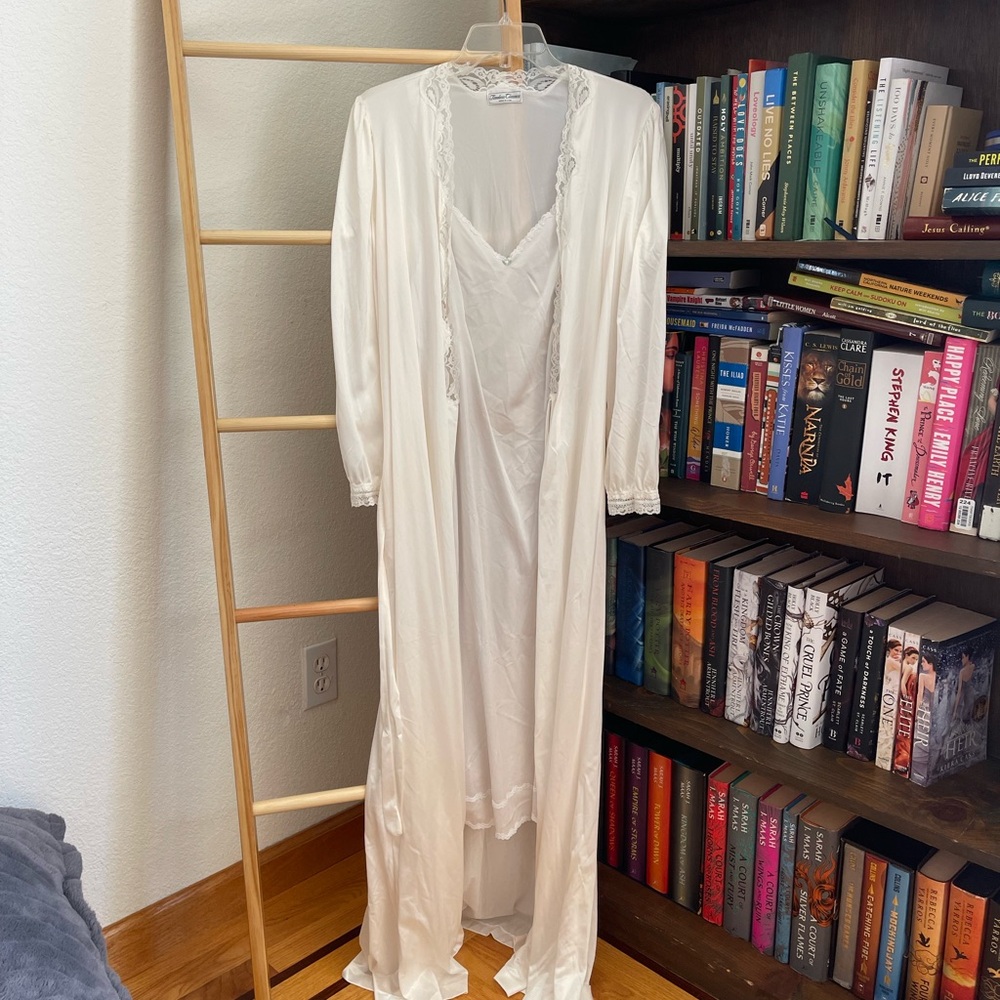 Timeless Classics White Lace Trim Robe